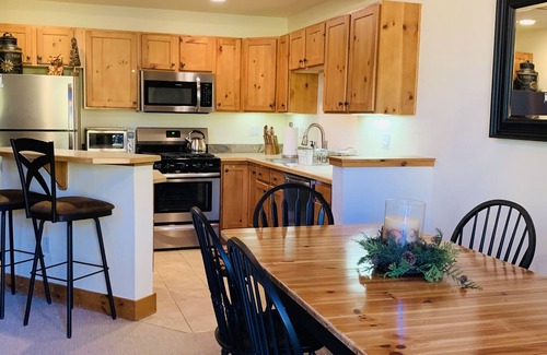 Keystone House | Beautiful Ski Retreat, 3 Min. Walk to the Shuttle, Hot Tub Access, Laundry