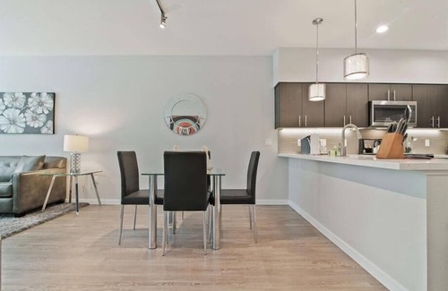 Menlo Park Apartment | Beautiful Sky Lounge! Bayfront w/Full-sized Washer/Dryer | nr Shopping