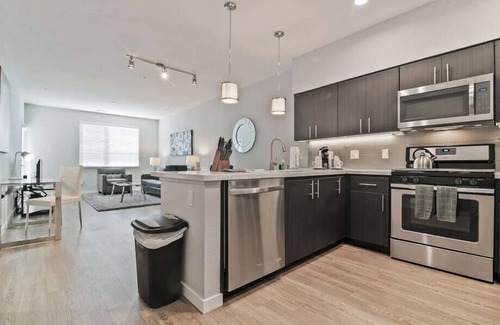 Menlo Park Apartment | Beautiful Sky Lounge! Bayfront w/Full-sized Washer/Dryer | nr Shopping