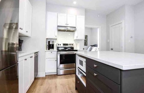 South End Apartment | Beautiful South End apt with parking!