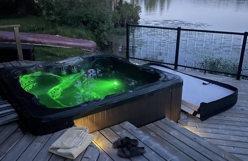 North Kawartha Cottage | Beautiful south facing lakefront cottage with sauna & hot tub on Big Cedar Lake!
