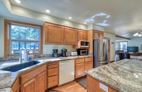 Black Butte Ranch House | Beautiful & spacious home in a great location with private hot tub