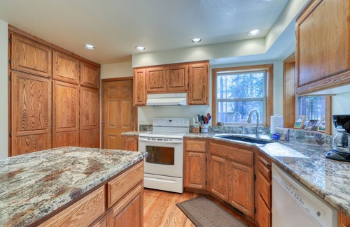 Black Butte Ranch House | Beautiful & spacious home in a great location with private hot tub