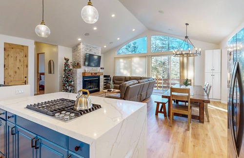 Pioneer Trail House | Beautiful & Spacious Newer Home with Lovely Master Suite & Gourmet Kitchen