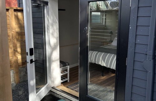 Fairfield House | Beautiful space, blocks from the ocean & Cook St