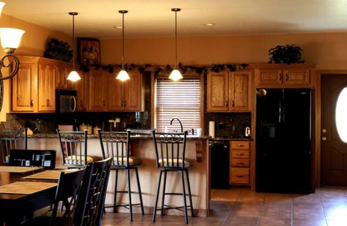 Taos House | Beautiful spacious house with 2 sided fireplace - PET fiendly - HOT TUB