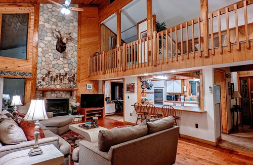 Bushkill Cabin | Beautiful, Spacious Poconos Cabin, Pool Table, 15 mins to Shawnee Ski mountains