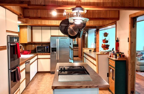 Bushkill Cabin | Beautiful, Spacious Poconos Cabin, Pool Table, 15 mins to Shawnee Ski mountains