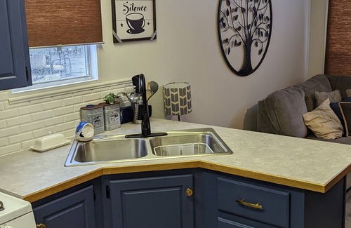 Sherkston Cottage | Beautiful, spacious 3 bedroom updated cottage sleeps 8 with A/C