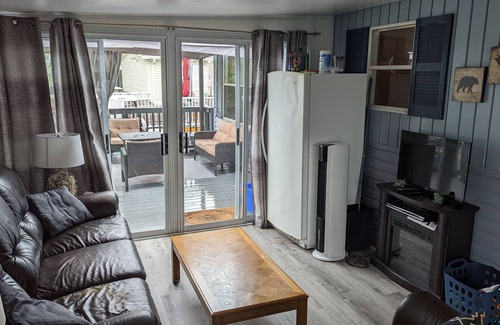 Sherkston Cottage | Beautiful, spacious 3 bedroom updated cottage sleeps 8 with A/C