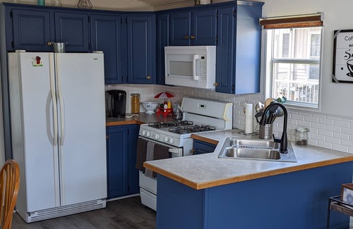 Sherkston Cottage | Beautiful, spacious 3 bedroom updated cottage sleeps 8 with A/C
