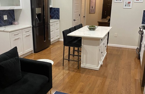Brooklyn House | Beautiful Spacious - 2 bedroom, Main Floor Apartment, Backyard and Free Parking