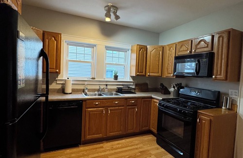 Syracuse Apartment | Beautiful, spacious 2 bdrm apartment in Syracuse with office space, WiFi and AC