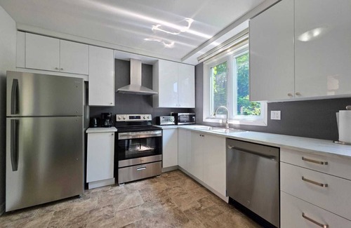 North York House | Beautiful spacious 4+1 house excellent location,2 full bathrooms parking area