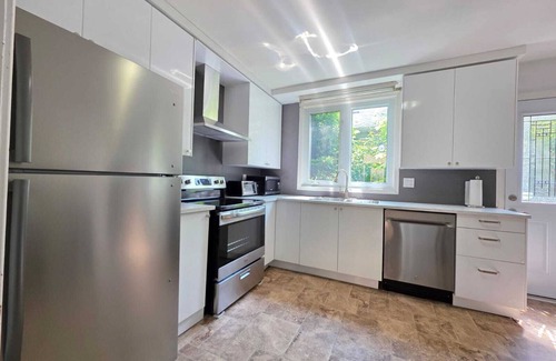 North York House | Beautiful spacious 4+1 house excellent location,2 full bathrooms parking area