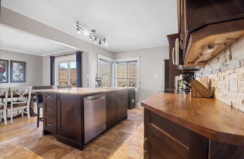 Calgary House | Beautiful Spacious 6 Bedroom Acreage