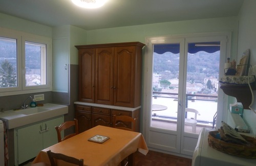 Nyons Apartment | beautiful, spacious and bright apartment with balcony and terrace facing south west
