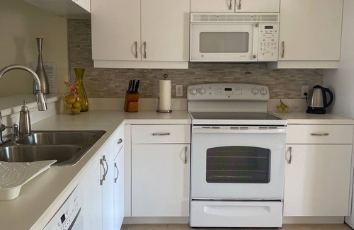 Naples Condo | Beautiful, spacious and bright condo, volcano view