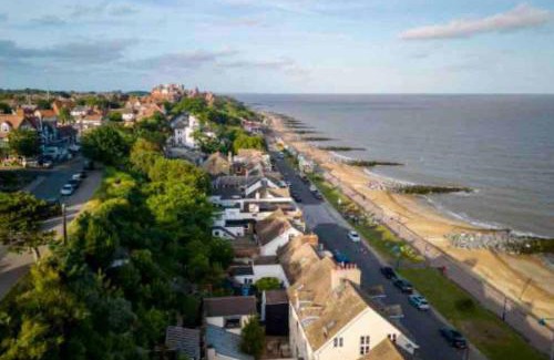 Felixstowe House | Beautiful Spacious Beach Home Newly Renovated
