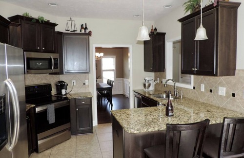 Cameron House | ⭐️Beautiful SPACIOUS family + kids + pet friendly home close to Fort Bragg!⭐️