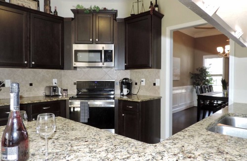 Cameron House | ⭐️Beautiful SPACIOUS family + kids + pet friendly home close to Fort Bragg!⭐️