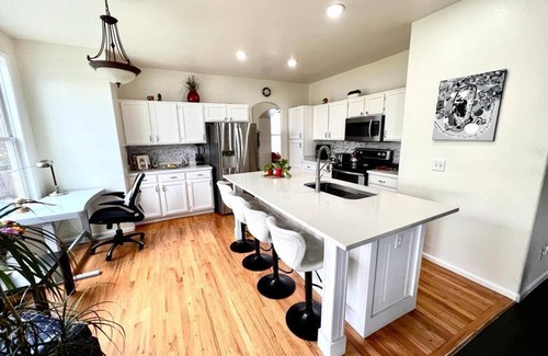Centennial House | Beautiful spacious house!