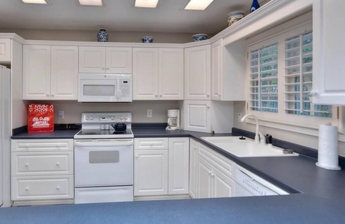 Yaupon Beach House | Beautiful & Spacious Home with 3 BR/4 BA-Less than 2 Min Walk to BEACH-Sleeps 6