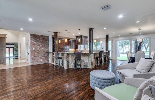 Irving House | Beautiful Spacious Home with Private Pool and Hot Tub Easy Trip from Airport