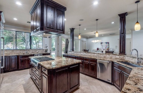 Irving House | Beautiful Spacious Home with Private Pool and Hot Tub Easy Trip from Airport