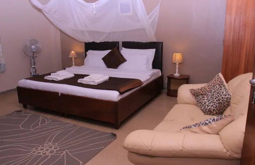 Kireka Bed & Breakfast | Beautiful spacious house & garden, 10 mins to City centre sleeps up to 20 guests