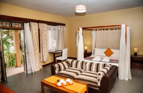 Kireka Bed & Breakfast | Beautiful spacious house & garden, 10 mins to City centre sleeps up to 20 guests