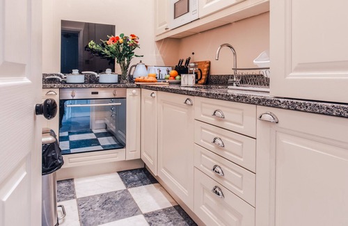 Montpellier Apartment | Beautiful & spacious Regency apt in centre Cheltenham, free parking