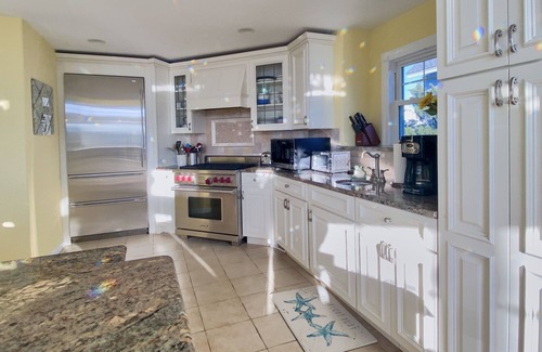 Avalon House | Beautiful spacious Southend home is only 1 1/2 blocks to the beach.