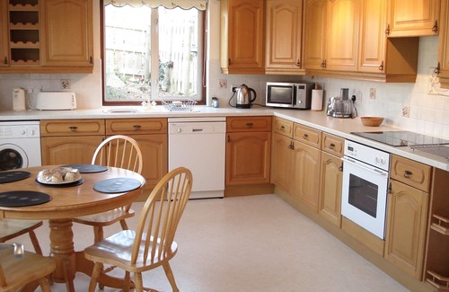 Golant House | Beautiful spacious, split-level house near Fowey, heated swimming pool, hot tub