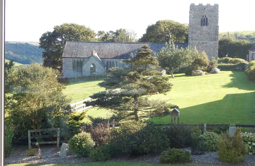 Golant House | Beautiful spacious, split-level house near Fowey, heated swimming pool, hot tub