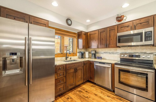 Four O'Clock House | Beautiful, Spacious Townhome w/Garage! Ski In, Walk to Main St., W/D, Pool/Tubs