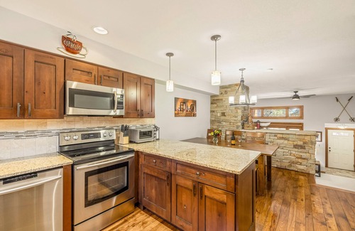 Four O'Clock House | Beautiful, Spacious Townhome w/Garage! Ski In, Walk to Main St., W/D, Pool/Tubs