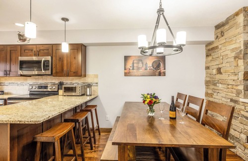 Four O'Clock House | Beautiful, Spacious Townhome w/Garage! Ski In, Walk to Main St., W/D, Pool/Tubs