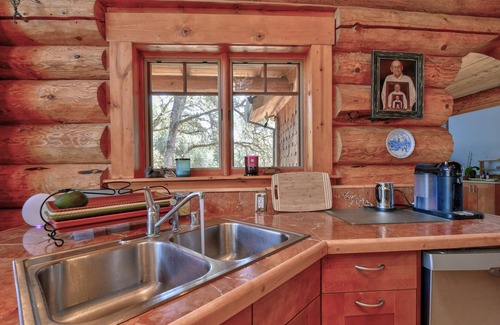 Browns Valley House | Beautiful spacious luxury Log Home on 6 acres with 30 foot ceilings and Creek