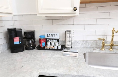 Broadmoor Apartment | Beautiful & Spacious Apartment in Uptown with Wi-Fi, AC, Hulu