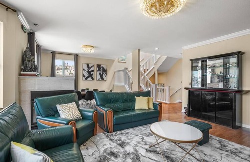 Little Hollywood House | Beautiful Spacious House 2BR/4BR in Silver Terrace