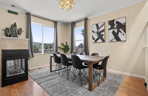 Little Hollywood House | Beautiful Spacious House 2BR/4BR in Silver Terrace