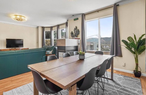 Little Hollywood House | Beautiful Spacious House 2BR/4BR in Silver Terrace