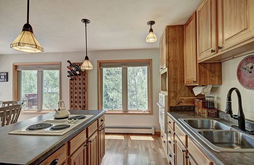 Wildernest House | Beautiful & Spacious Duplex Nestled in the Woods. Sleeps 10. 9040