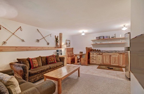Wildernest House | Beautiful & Spacious Duplex Nestled in the Woods. Sleeps 10. 9040