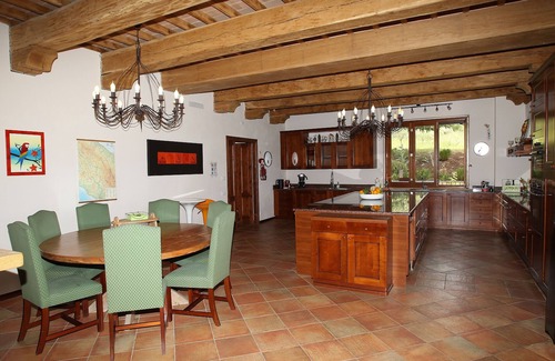 Montelovesco Villa | Beautiful spacious villa, 5 Beds, 15m Infinity Pool, lift, Garden, olive trees.