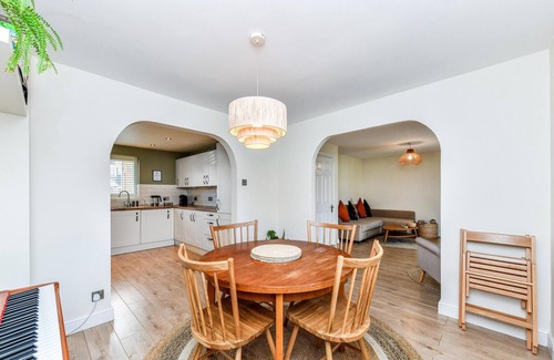 Stoke Bardolph House | Beautiful stay next to lakes and river