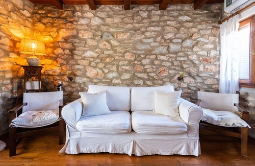 Krotiri House | Beautiful stone maisonette near the beach, ideal for families and groups