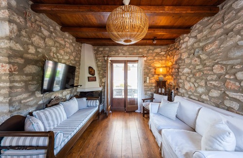 Krotiri House | Beautiful stone maisonette near the beach, ideal for families and groups