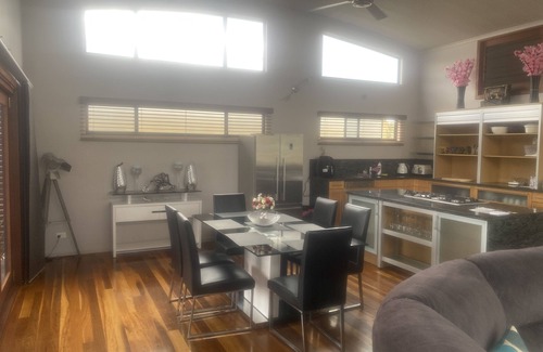Harrington Apartment | Beautiful studio apartment/ huge spa bath/king bed outdoor dinning